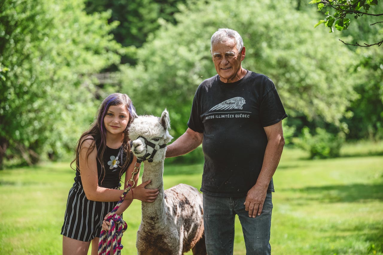 Notre fille et son grand-p&egrave;re avec un alpagas