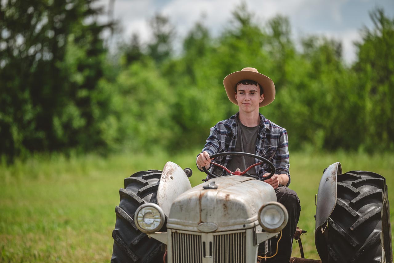 Notre fils conduisant un tracteur
